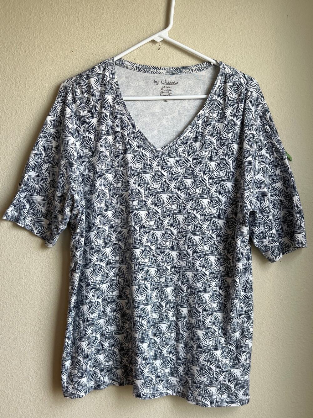 Chico's Everyday Palm Leaf Print V-Neck Short Sleeve Tee Grey Size 3 XL